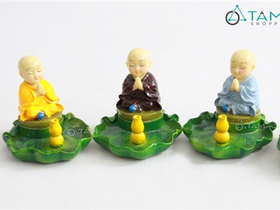 Tượng chú tiểu ngồi trên lá sen